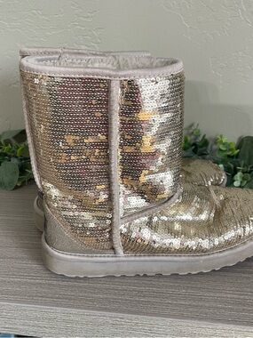 UGG Classic Short Boot Womens Gold Sequin Size 9 Snow Winter Cozy Warm Sparkly